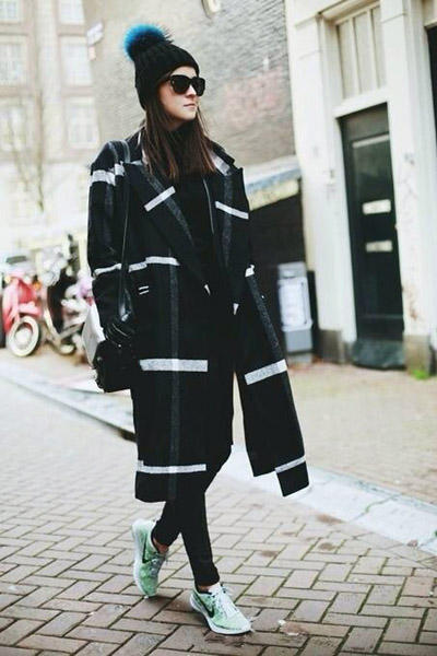 【图】运动鞋与衣服搭配出时髦感 运动鞋大衣搭配技巧图片