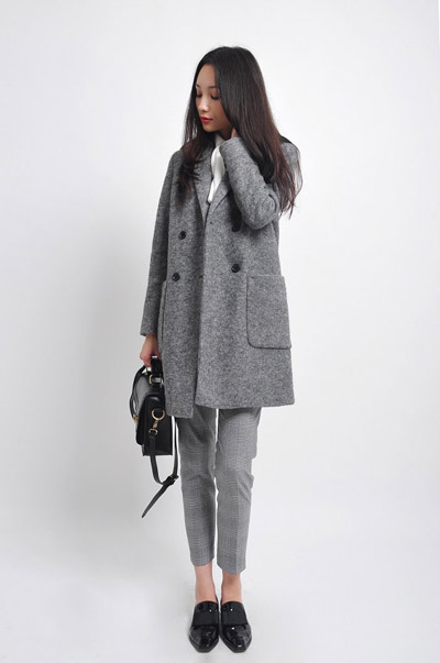 一般来说现在秋冬季节的灰色外套主要以大衣或者棉衣羽绒服为